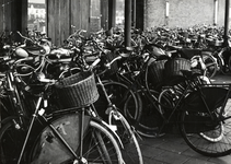 171217 Afbeelding van gestalde fietsen bij het N.S.-station Beverwijk.